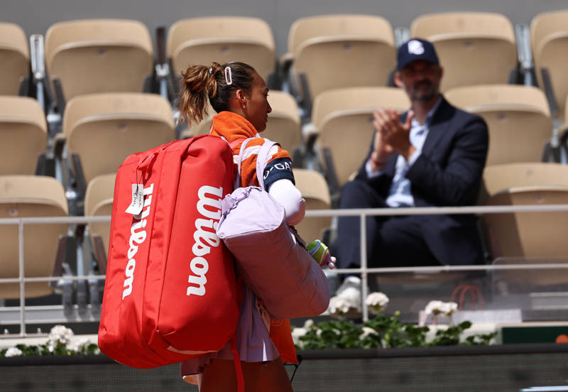 皇冠信用网平台代理_法网︱不敌萨巴伦卡后泪洒发布会皇冠信用网平台代理，郑钦文坦言需要时间消化这场失利