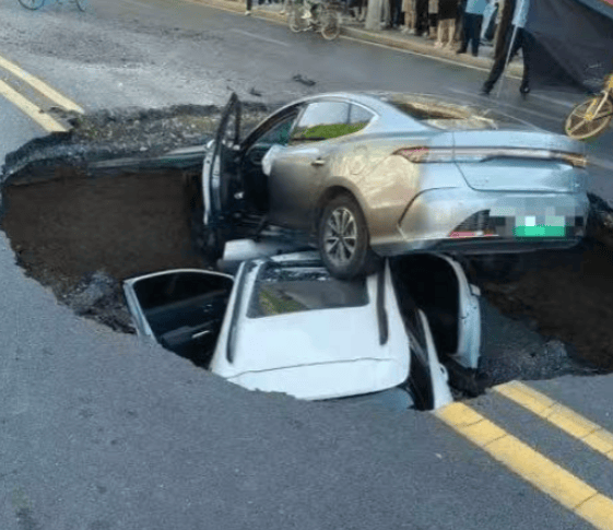 皇冠信用网注册_邯郸一路面有车辆掉入坑中？多部门回应：确有此事皇冠信用网注册，正积极处理