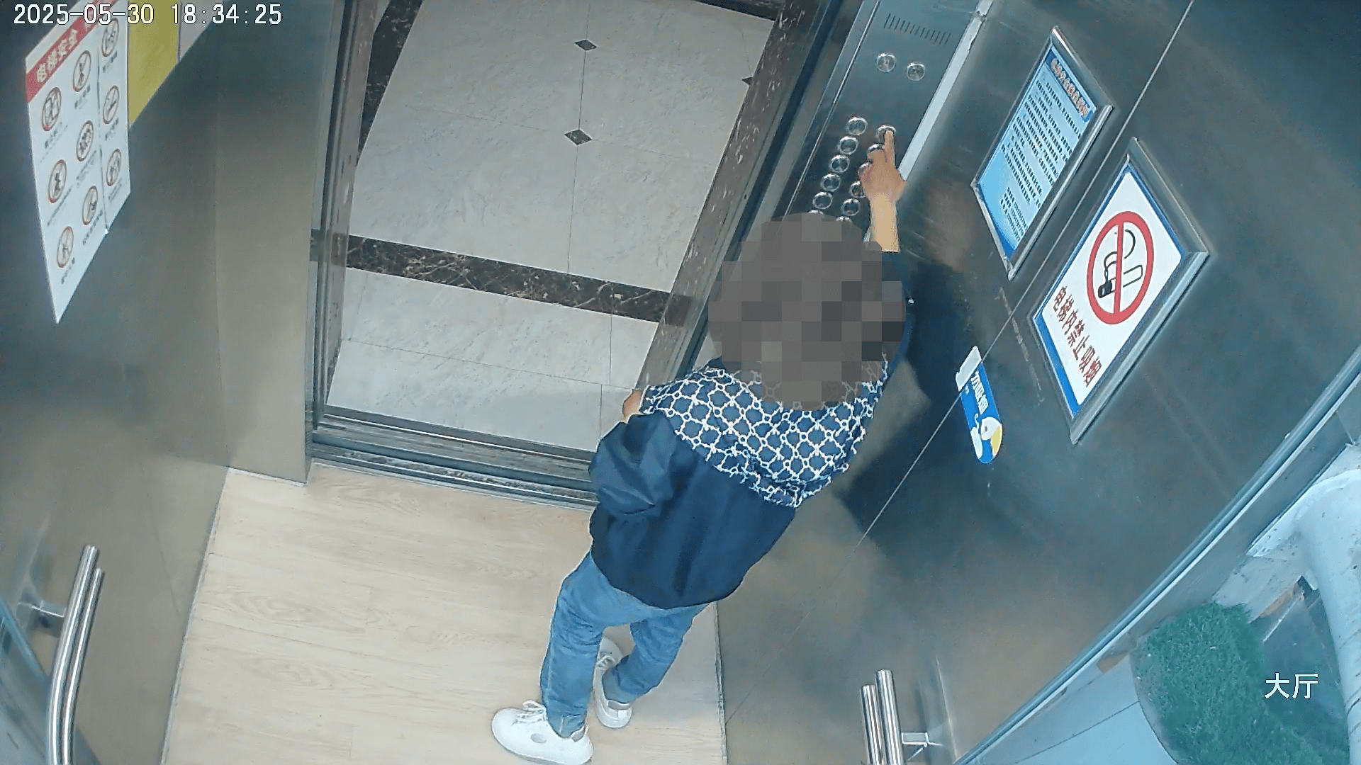 足球大小_“马虎”夫妻家钥匙插门上忘拔足球大小，次日发现钱包竟“蒸发”了