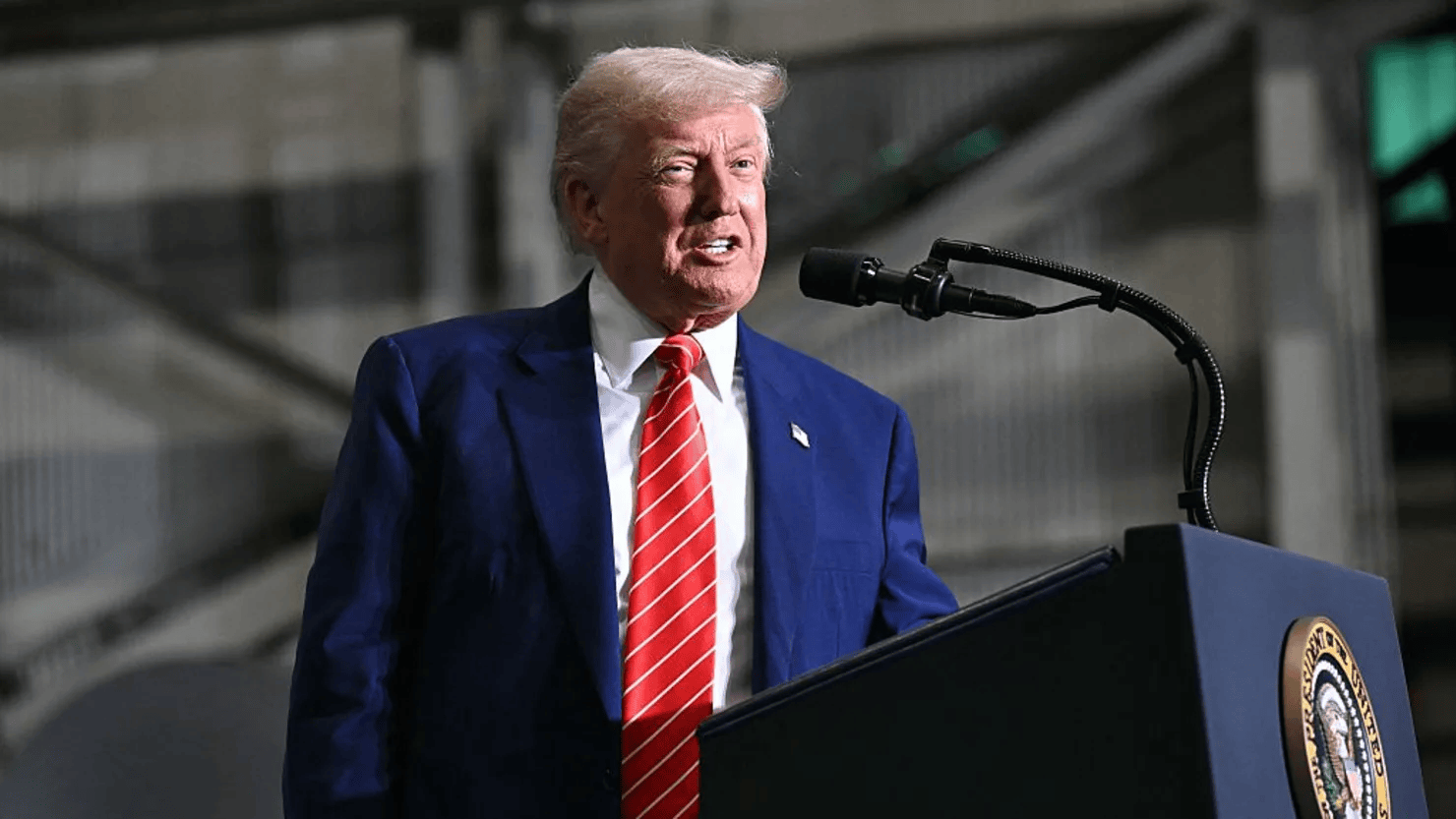 皇冠角球_特朗普下令暂停12国公民进入美国皇冠角球，他要关上国门吗？丨国际观察