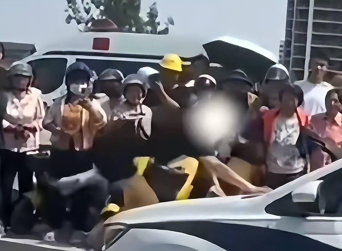 Hga039app_山东菏泽一网红违停后跳上警车引擎盖Hga039app，警方通报：行拘