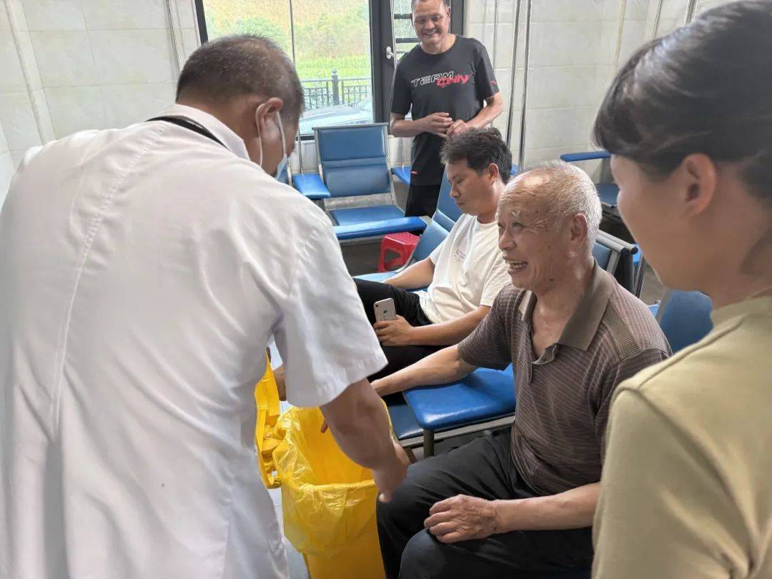 皇冠hga030_湖南一村民被五步蛇咬伤！交警抢出1小时急救时间皇冠hga030，医生：再晚20分钟或将呼吸肌麻痹