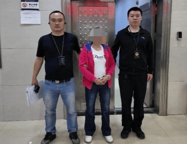 皇冠信用网平台_贵州一女子和男友吵架后皇冠信用网平台，竟偷走装94万元现金的保险柜，还让亲戚藏玉米地