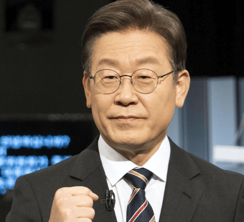 皇冠代理申请_李在明上台第一天皇冠代理申请，48万士兵做出选择！尹锡悦闯的祸，坚决不能犯