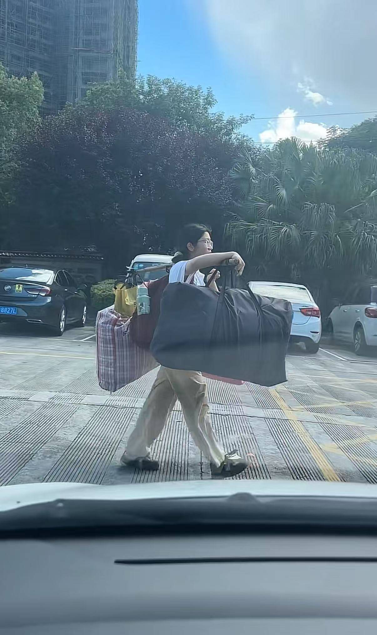 皇冠世界杯_广西一女生高考结束后独自挑行李回家感动全网皇冠世界杯，学校：她很朴实，老师们评价都很高