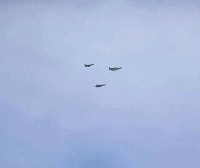 皇冠比分_振奋！网友拍到2架歼-35伴飞歼-20皇冠比分，中国歼-35批量服役了？