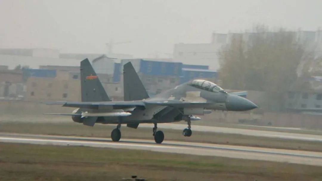 皇冠比分_振奋！网友拍到2架歼-35伴飞歼-20皇冠比分，中国歼-35批量服役了？