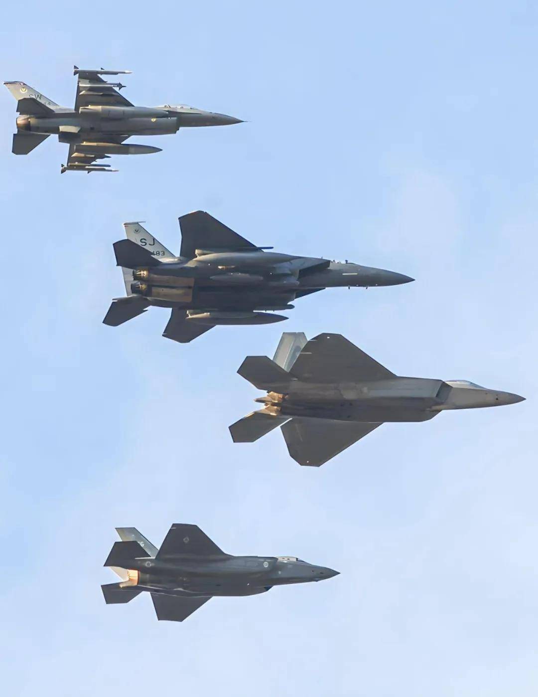 皇冠比分_振奋！网友拍到2架歼-35伴飞歼-20皇冠比分，中国歼-35批量服役了？