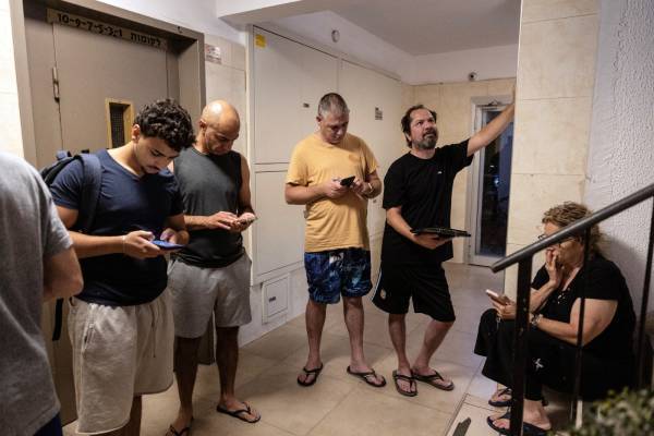 独赢_胡芽：民众一开始还不慌独赢，相信以色列的防空力量，直到看到伊朗导弹落地…