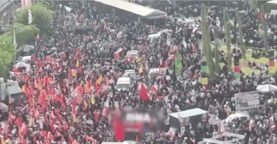 皇冠登1登2登3出租_伊朗国葬现场：数万民众参加葬礼皇冠登1登2登3出租，围着灵车痛哭并用衣服擦拭棺椁，还有民众高呼“美国去死”