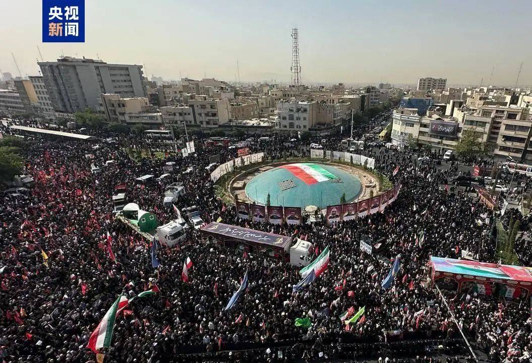 皇冠登1登2登3出租_伊朗国葬现场：数万民众参加葬礼皇冠登1登2登3出租，围着灵车痛哭并用衣服擦拭棺椁，还有民众高呼“美国去死”