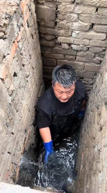 怎么开皇冠信用盘_“掏粪工5天工资8100元”难查证 从业者：一般月薪7000多包吃住怎么开皇冠信用盘，80后是主力