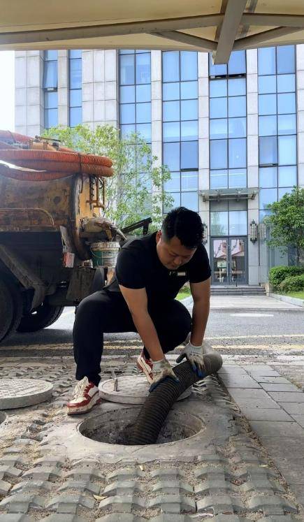 怎么开皇冠信用盘_“掏粪工5天工资8100元”难查证 从业者：一般月薪7000多包吃住怎么开皇冠信用盘，80后是主力