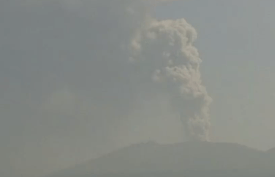 诺维奇VS米尔沃尔_日本一火山喷发诺维奇VS米尔沃尔，火山灰柱高达5000米