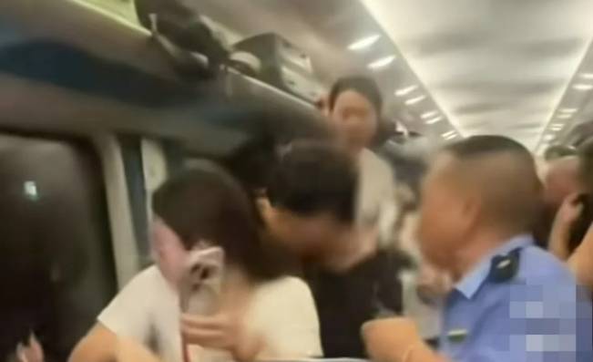 哈德斯菲尔德VS莱顿东方_火车停运乘客砸窗哈德斯菲尔德VS莱顿东方，凸显应急能力不足 | 新京报社论