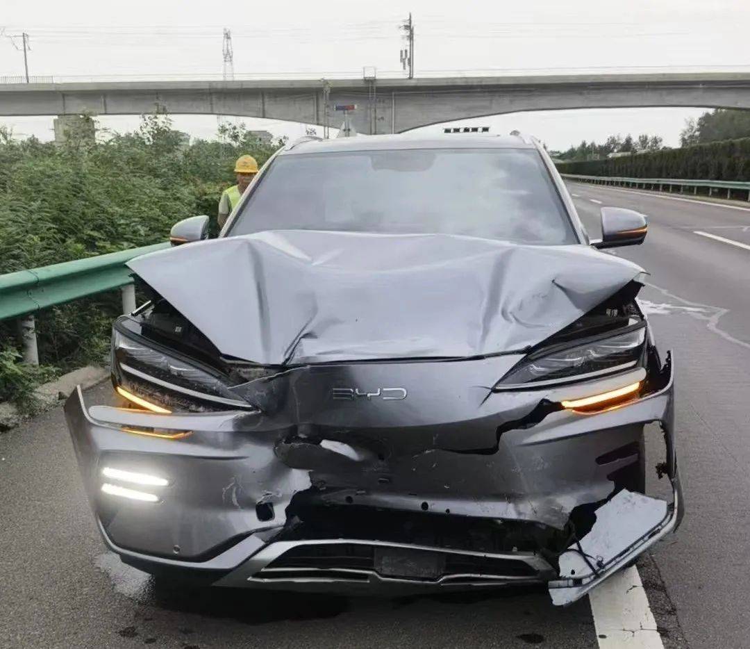 竞赛联VS哥里迪拉_漯河：高速上司机扭头看孩子竞赛联VS哥里迪拉，瞬间追尾！