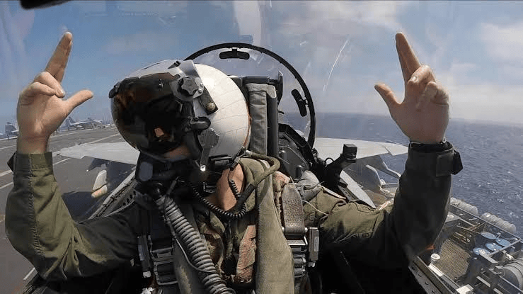 乌拉尔图VS利文哥特奴_央视曝光中国航母24架歼-15出动全过程乌拉尔图VS利文哥特奴，遭遇美军F/A-18谁更强？