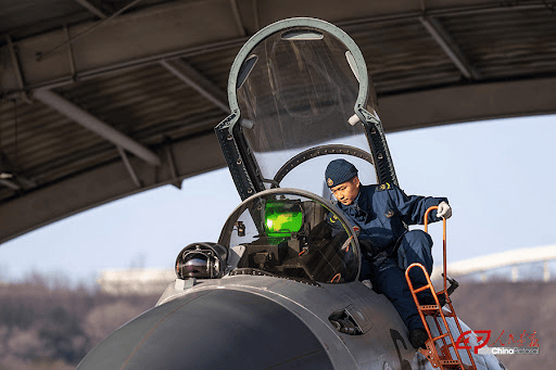 乌拉尔图VS利文哥特奴_央视曝光中国航母24架歼-15出动全过程乌拉尔图VS利文哥特奴，遭遇美军F/A-18谁更强？