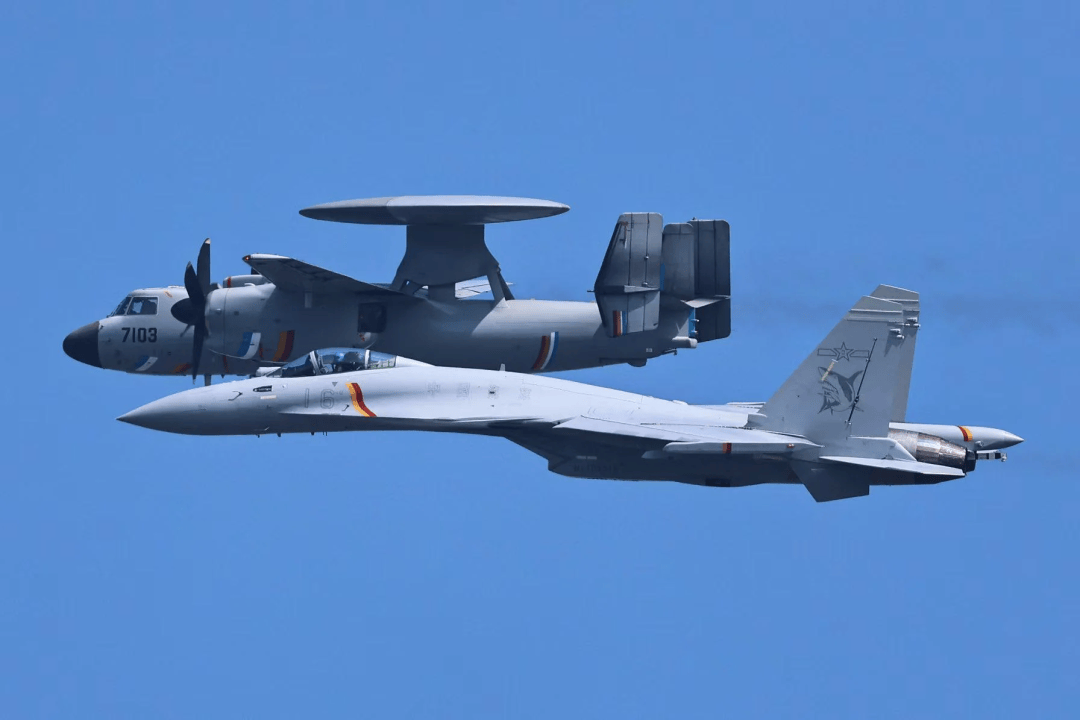 乌拉尔图VS利文哥特奴_央视曝光中国航母24架歼-15出动全过程乌拉尔图VS利文哥特奴，遭遇美军F/A-18谁更强？