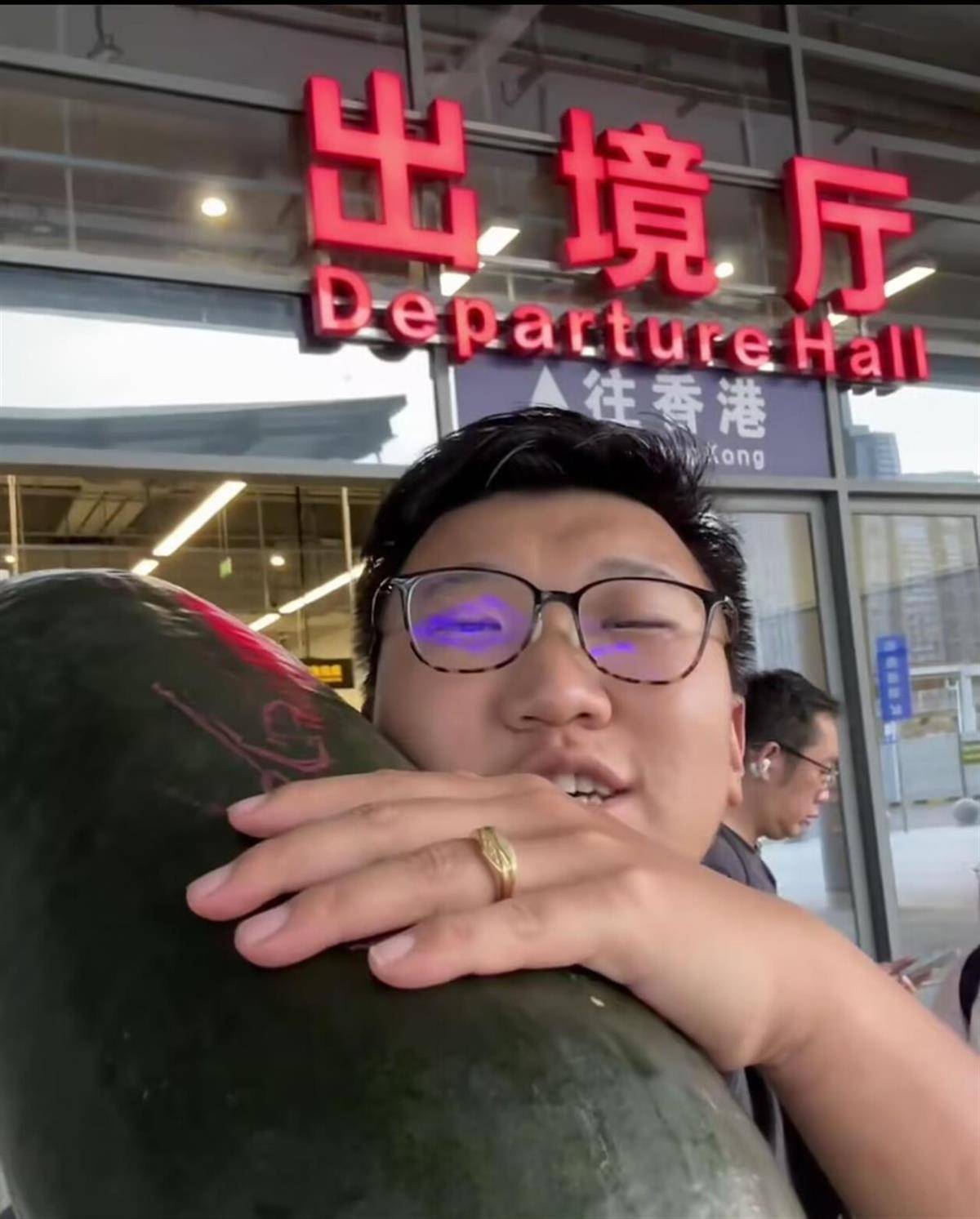 邓巴顿VS加迪_男子在深圳购买28斤重的冬瓜带回香港邓巴顿VS加迪，给3个月大的女儿当避暑玩具
