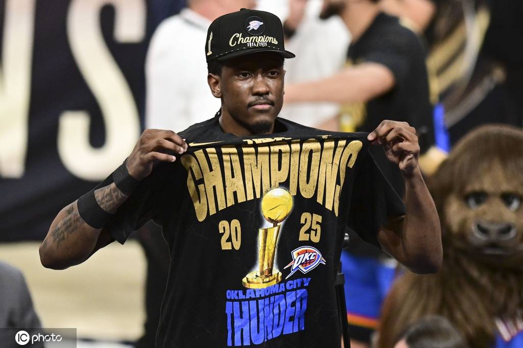 WNBA芝加哥天空_杰威5年2.87亿提前续约雷霆 三少薪资合计超8亿