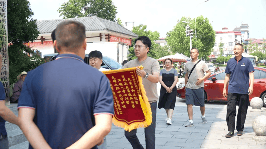 皇冠信用网庄家_张家界司机高速上突发疾病皇冠信用网庄家，晕倒前尽全力熄火刹车救下整车韩国游客，自己不幸离世，年仅41岁，他是退役军人