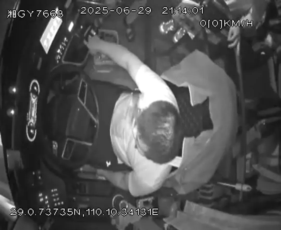 皇冠信用网庄家_张家界司机高速上突发疾病皇冠信用网庄家，晕倒前尽全力熄火刹车救下整车韩国游客，自己不幸离世，年仅41岁，他是退役军人