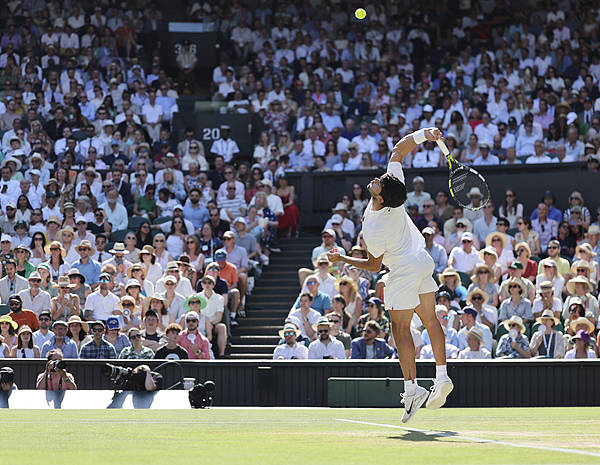 皇冠登2代理_温网｜携24连胜闯入男单决赛皇冠登2代理，发球进化的阿尔卡拉斯还有对手吗？