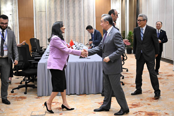 皇冠登入管理_王毅会见加外长：卡尼总理提出重新校准中加关系皇冠登入管理，中方赞同