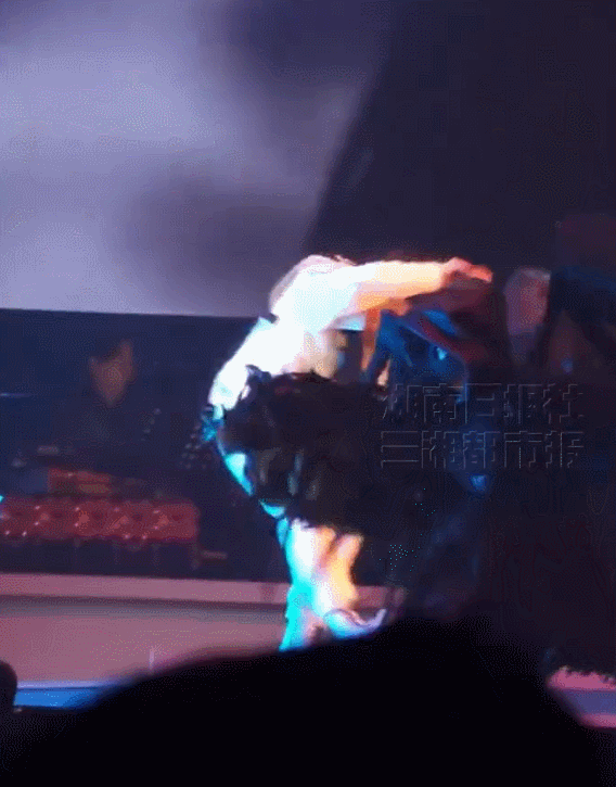 皇冠信用盘出租_陈奕迅演唱会踩空台阶重重摔倒皇冠信用盘出租！现场歌迷称摔倒声很大