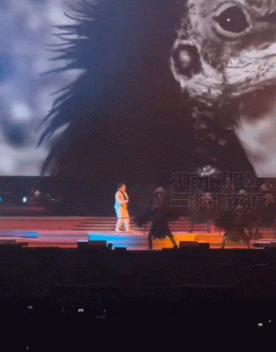 皇冠信用盘出租_陈奕迅演唱会踩空台阶重重摔倒皇冠信用盘出租！现场歌迷称摔倒声很大