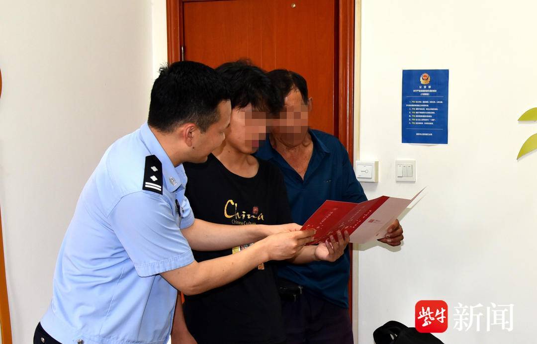 皇冠足球平台代理_小伙收到录取通知书皇冠足球平台代理，飞奔到派出所和民警一起打开