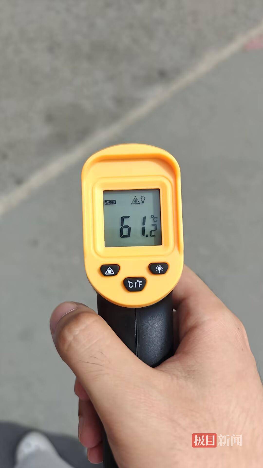 怎么申请皇冠信用網_西安高温把柏油马路“晒化”了怎么申请皇冠信用網，记者实测街头温度超60℃，专家解读为何温度比天气预报高