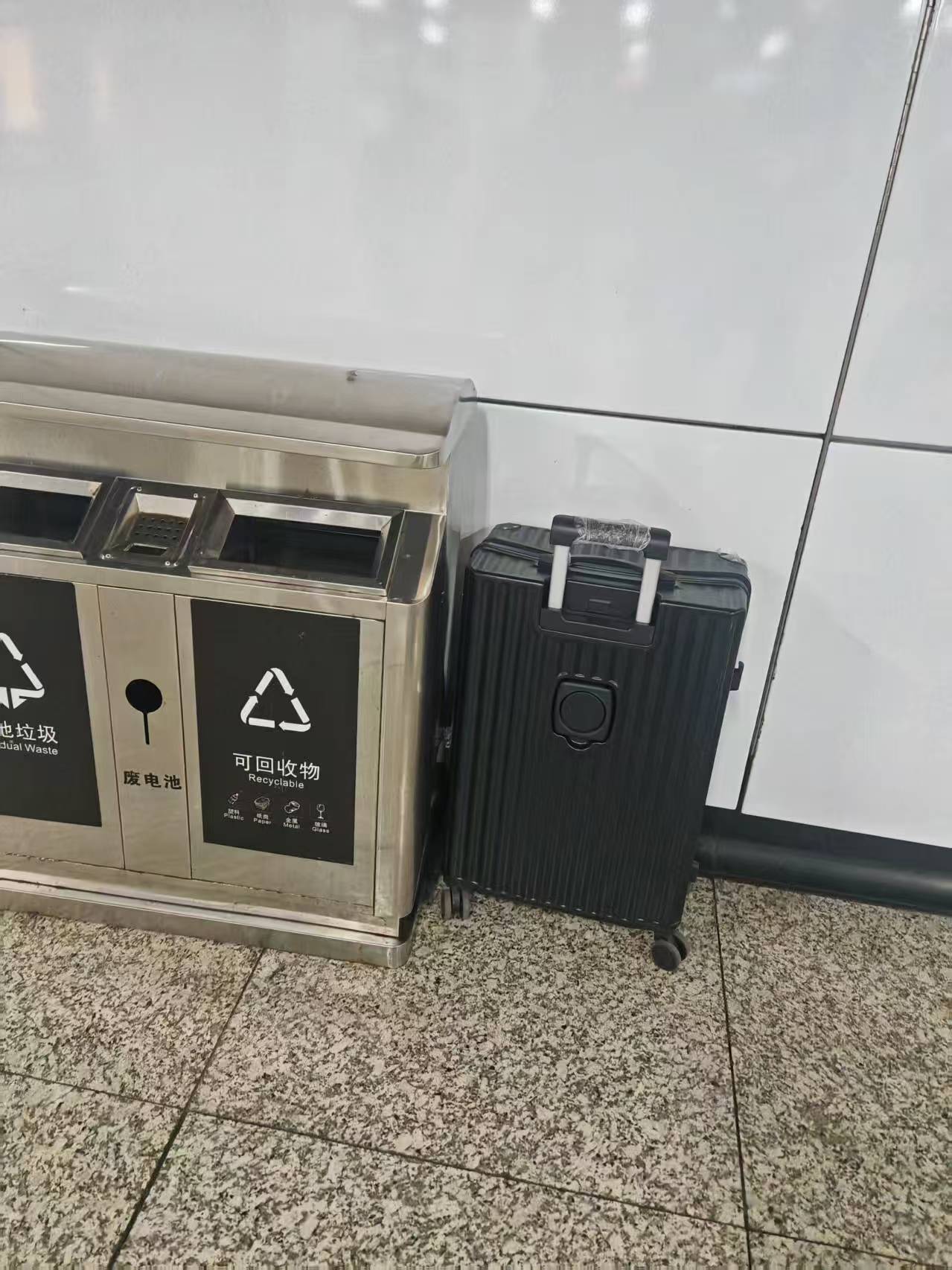 皇冠信用网平台出租_“一年设计白干了！”设计专业大学生乘高铁行李箱丢失皇冠信用网平台出租，行李架处无监控，多方回应