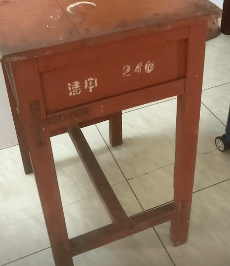 皇冠信用网会员开户申请_江苏一男子租房陪读皇冠信用网会员开户申请，看到老课桌上几个数字惊了！竟是自己33年前的“伙伴”