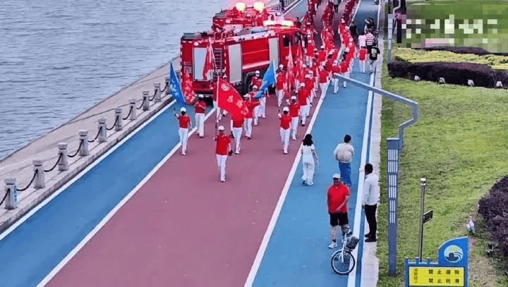 皇冠足球管理平台出租_老年暴走团逼停消防车和救护车皇冠足球管理平台出租！牵头人：没拉警报不让道