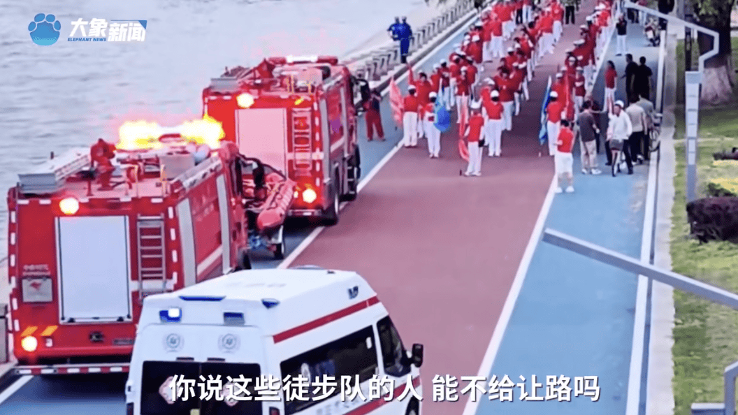 皇冠信用盘开户_暴走团群主回应阻碍消防救护车通行：车辆属于备勤状态皇冠信用盘开户，就一分钟，想让队员先过去