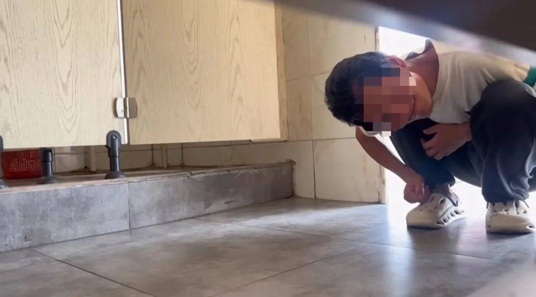 皇冠信用网登2登3_河南一女子在公厕被流浪汉偷窥皇冠信用网登2登3，当事人称已解决，当地回应：系精神病患者