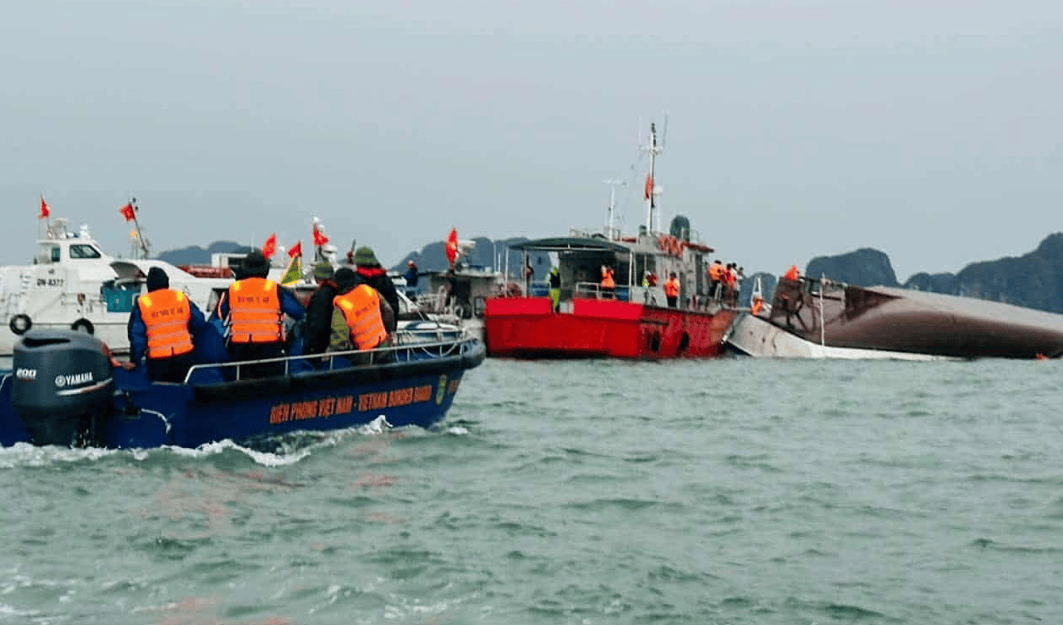 皇冠信用網怎么申请_雷暴突袭！越南游船倾覆已致34死皇冠信用網怎么申请，有男孩4小时后获救，山峰被雷电击中起火