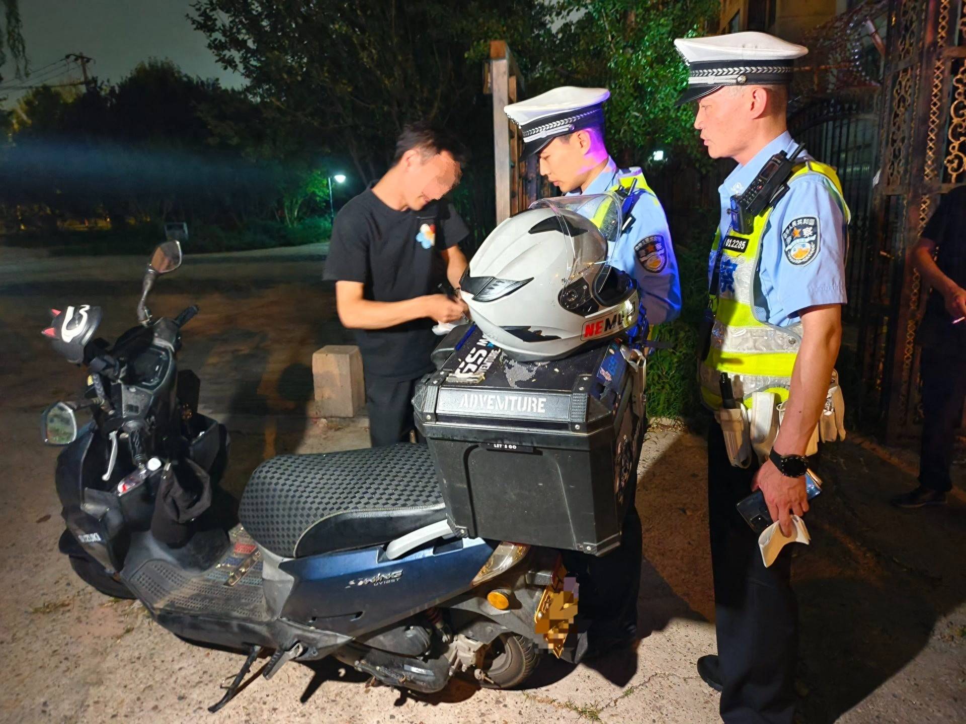 皇冠信用盘会员开户_北京警方夜查皇冠信用盘会员开户，京B摩托车进四环被当场拦下