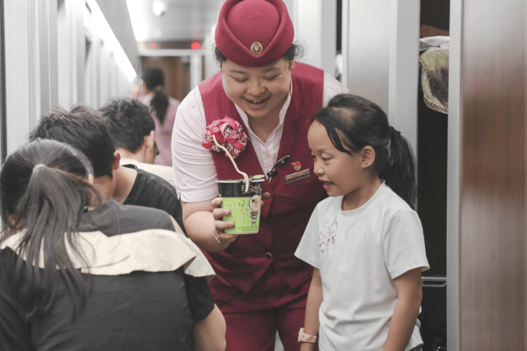 皇冠体育App下载_高铁上不能吃泡面皇冠体育App下载？需要理解乘客的痛点