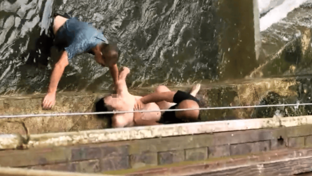 皇冠信用網足球代理_孩子被卷漩涡皇冠信用網足球代理，男游客施救托举时溺水 对话本人：已无碍，听到“叔叔救我”啥也没想就去了