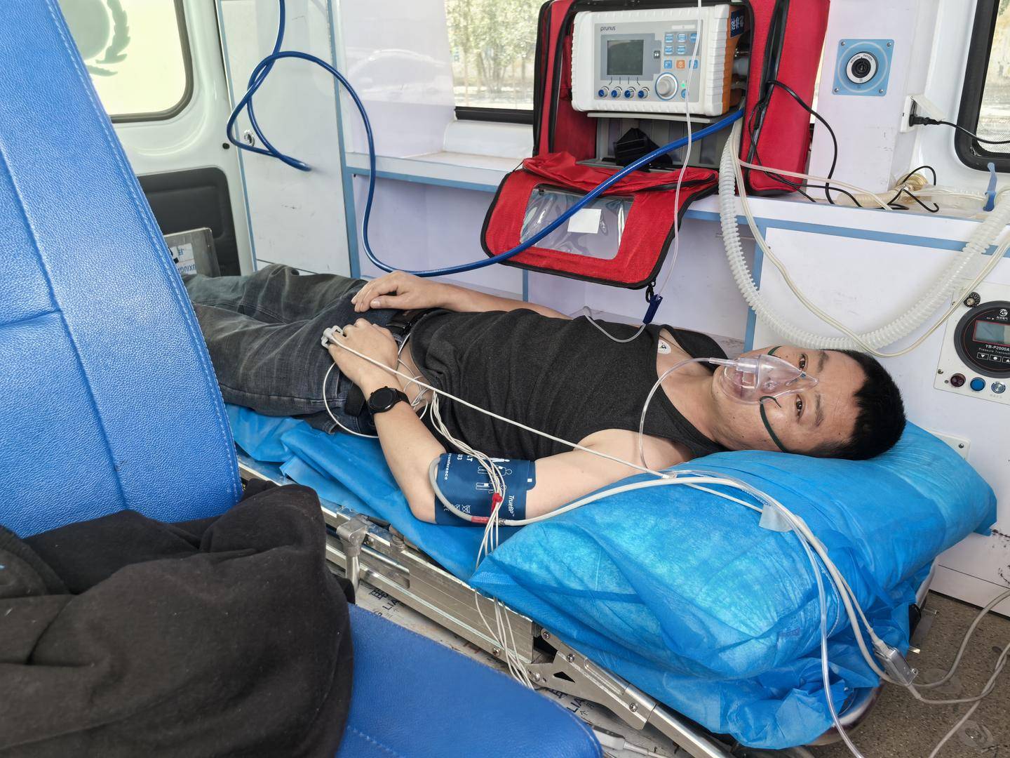 皇冠登一登二登三区别_青海一男子被罕见剧毒阿拉善蝮蛇咬伤皇冠登一登二登三区别，因无血清一度想放弃治疗 警车开道转运700公里救命