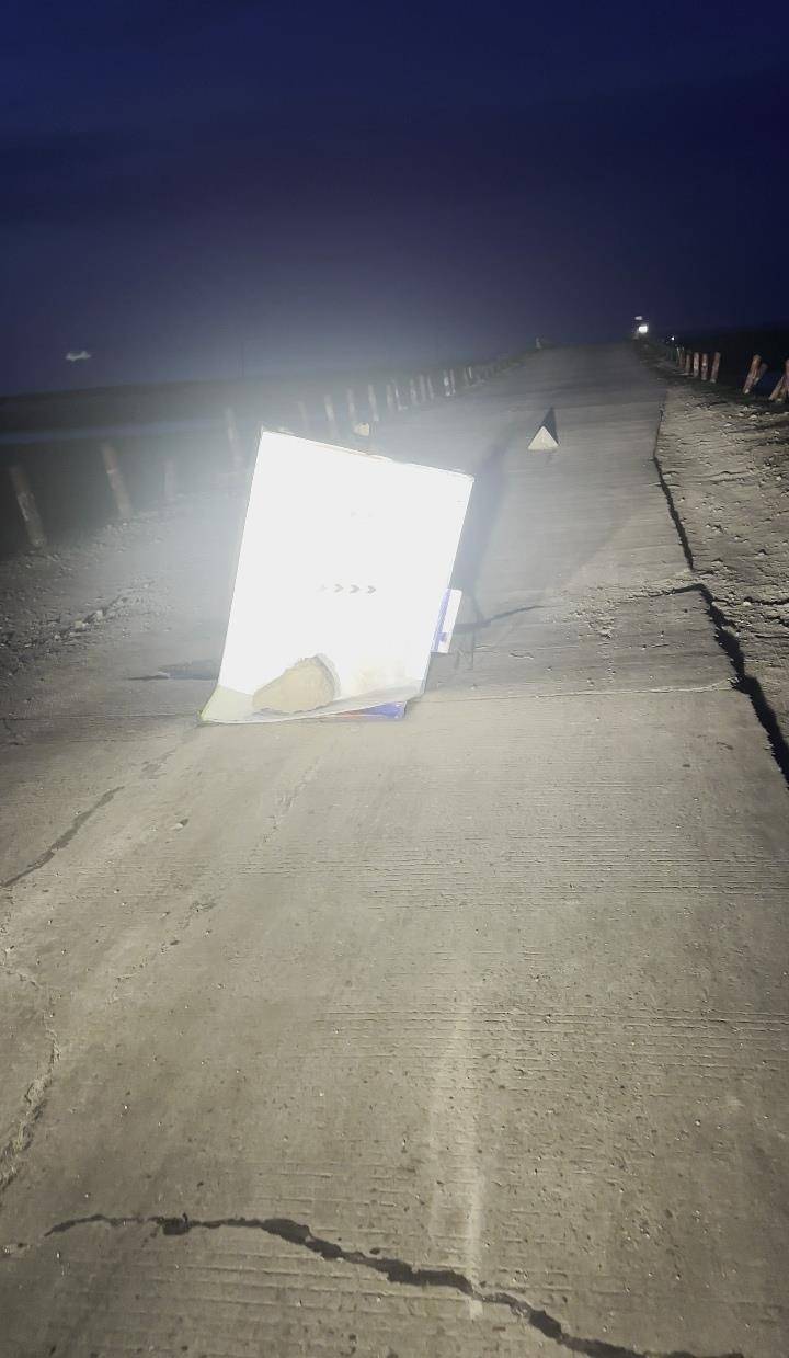 皇冠体育App下载_夜晚开车遇大坑皇冠体育App下载，内蒙古一对夫妻往返20余公里布置“警示牌”