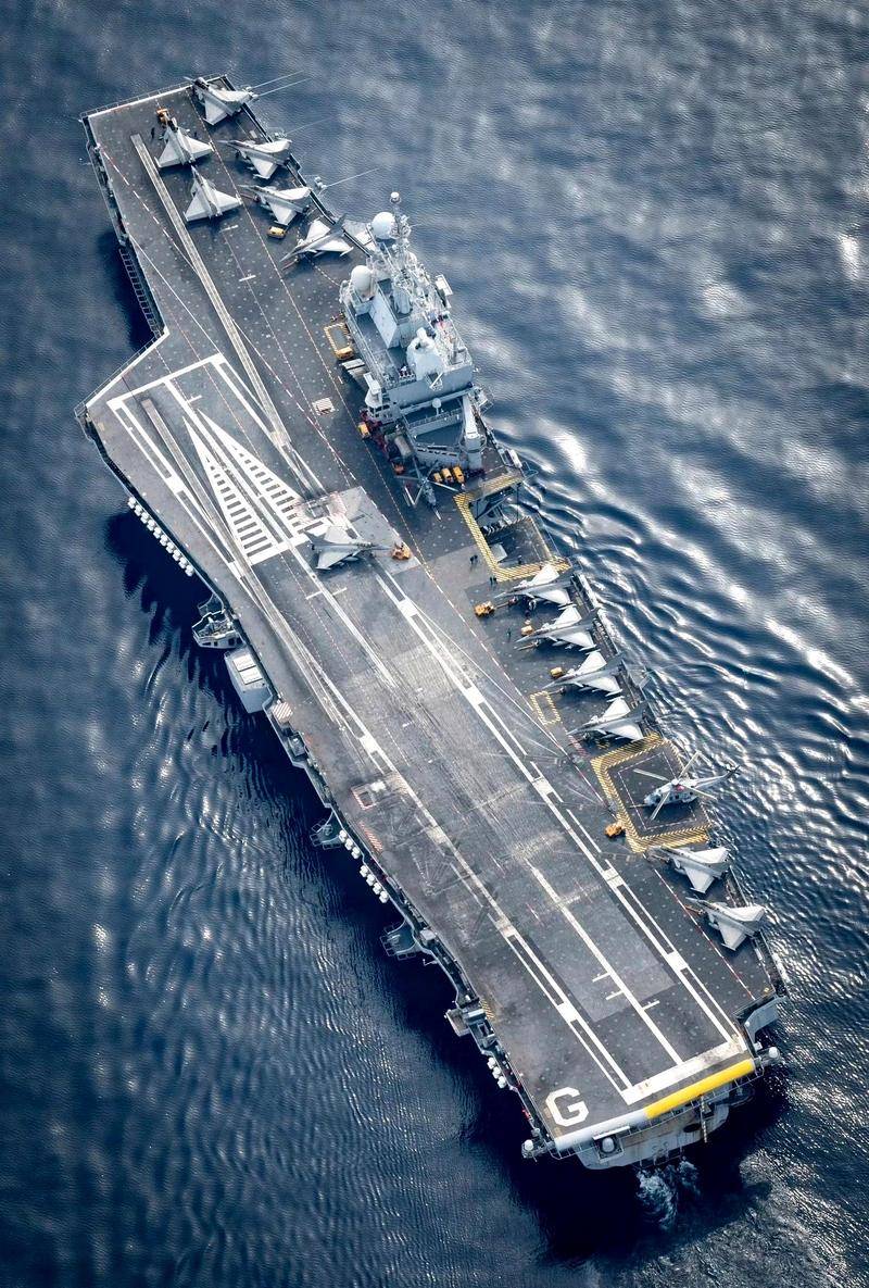 皇冠足球平台在哪里注册_停靠琉球遭拒皇冠足球平台在哪里注册，苏35飞过甲板，中俄日皆不留情，法国航母自讨烦恼