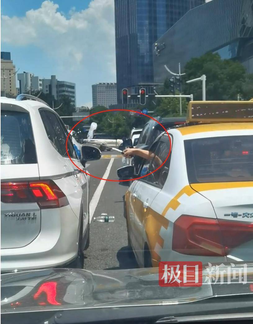 贝西克塔斯vs顿涅茨克矿工_汉口街头发生不和谐一幕：白色汽车有人向出租车泼水贝西克塔斯vs顿涅茨克矿工，的哥挥舞甩棍击破白车玻璃……