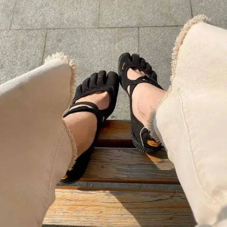 皇冠足球平台代理_年轻人正在用丑鞋踹翻全世界