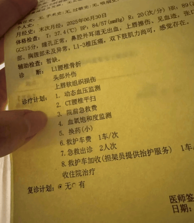皇冠信用网最高占成_太猖狂了皇冠信用网最高占成，女子与面试官争辩后，被骗至厕所遭殴打，堪比黑势力
