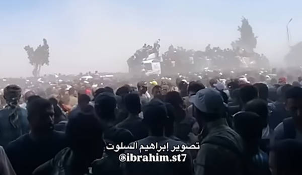 皇冠信用網如何开户_美国卫星公司发布图像：加沙人民围住援助卡车皇冠信用網如何开户，他们的痛苦与绝望从太空都能看到