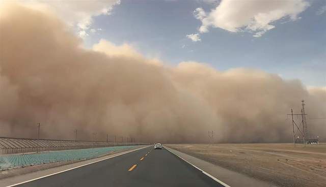 皇冠登一登二登三区别_沙尘暴突袭甘肃敦煌皇冠登一登二登三区别，游客：百米高沙墙扑向公路，像是走进了末日小说